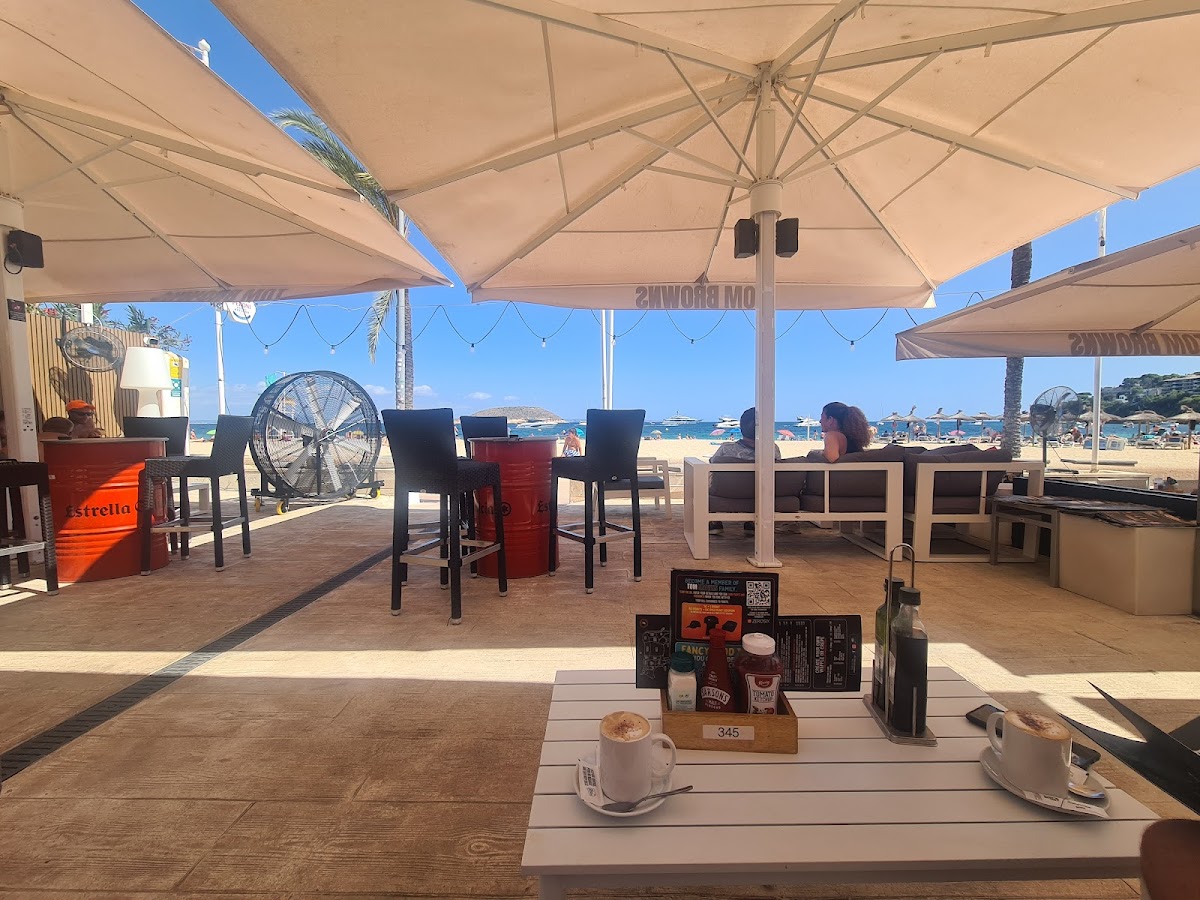 Strandterrasse von Tom Browns in Magaluf mit Meerblick